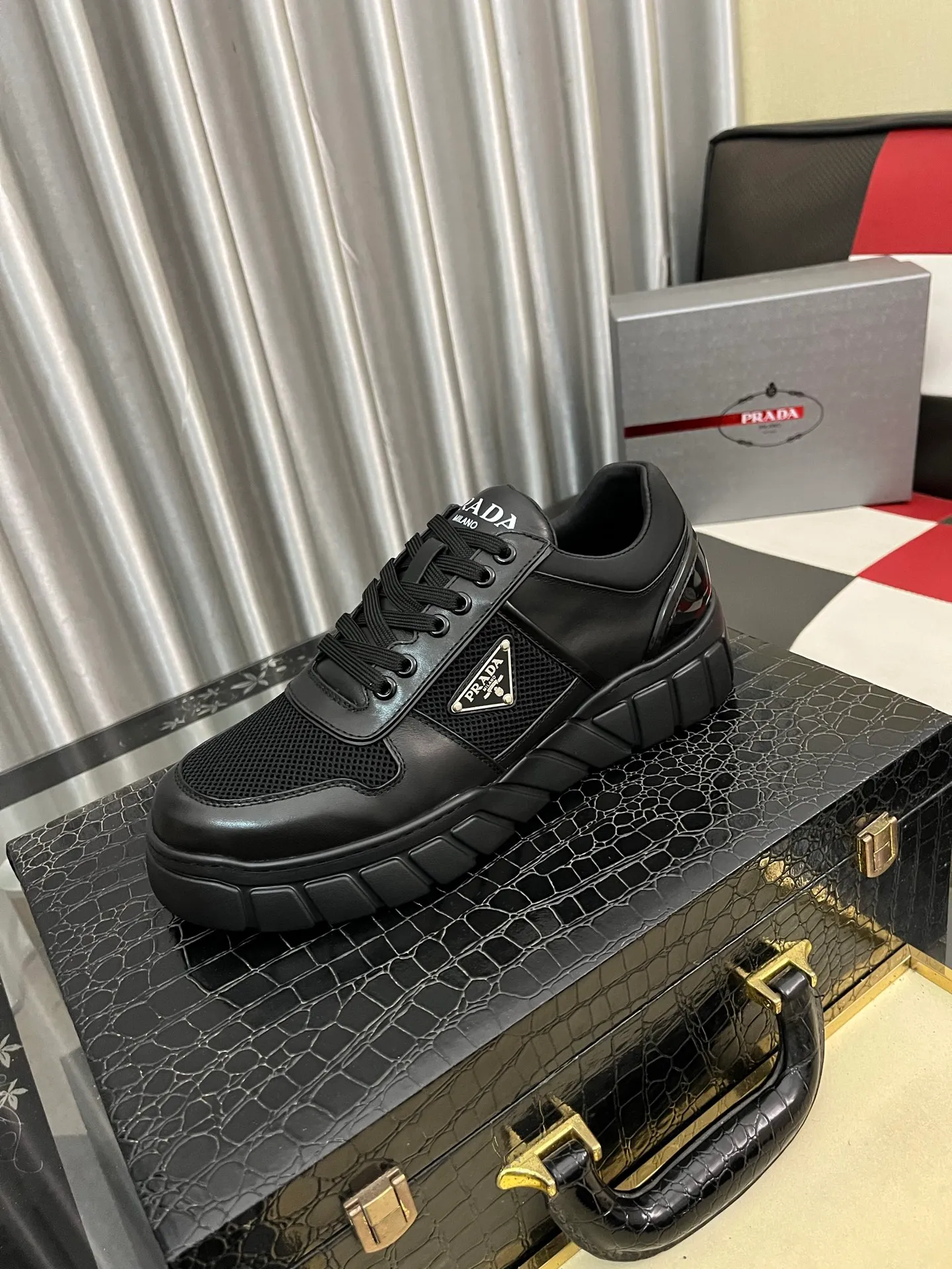 Men's shoes 💰: 560⌚⌚ high version. High-quality new PRADA counters are launched simultaneously. The new men's shoes and 😘 fabrics are selected from first-layer cowhide. Lining: Imported cowhide leather lining. 👍🏿High-end☄️Open-molded non-slip rubber outsole, exquisite lines, simple and elegant, comfortable and high-end for leisure travel. Number of yards: 38 to 44. (Can be customized for 45 non-refundable)